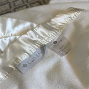 Cozy earth blanket. White. King size 100% authentic